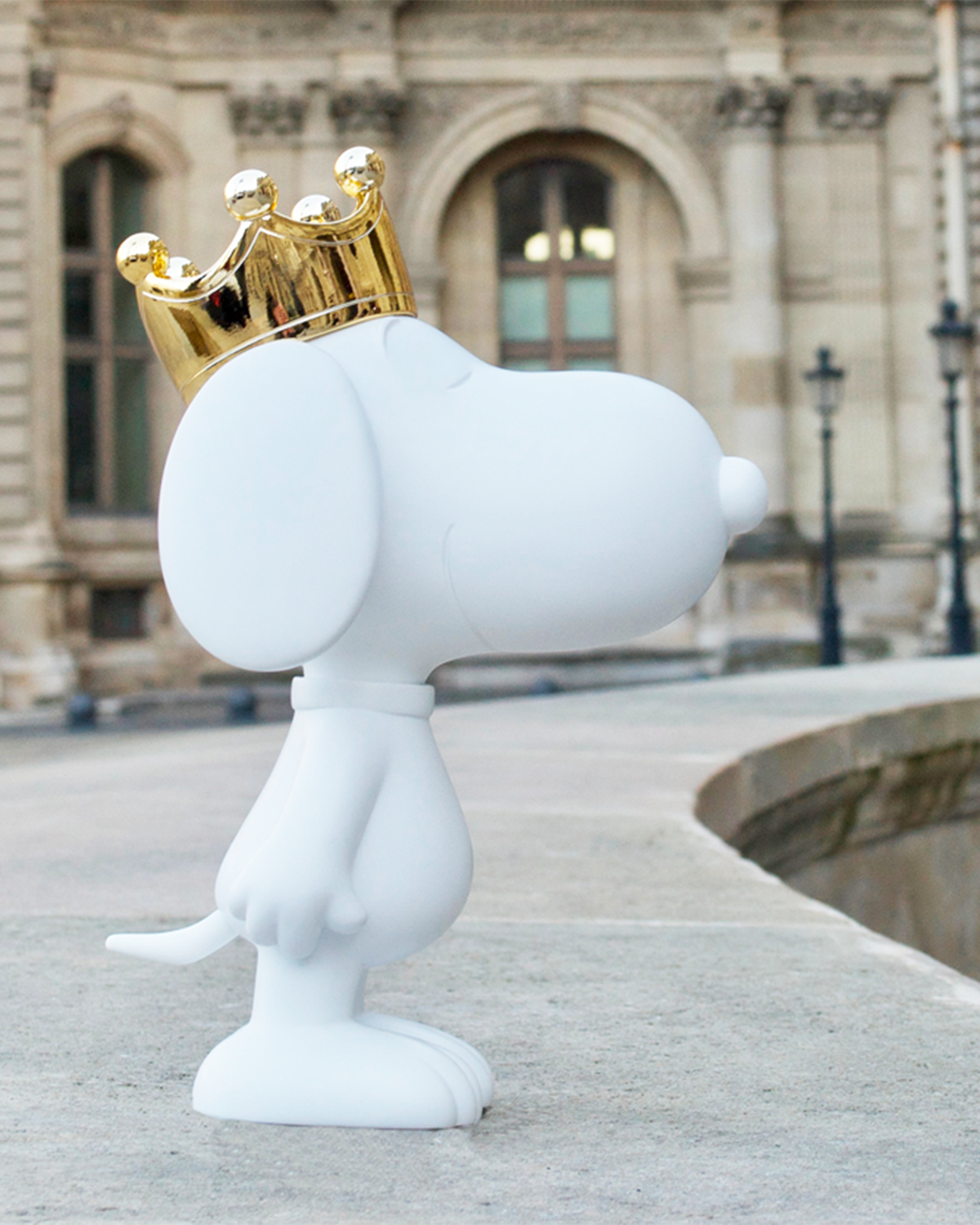 Snoopy Crown White & Gold 31"