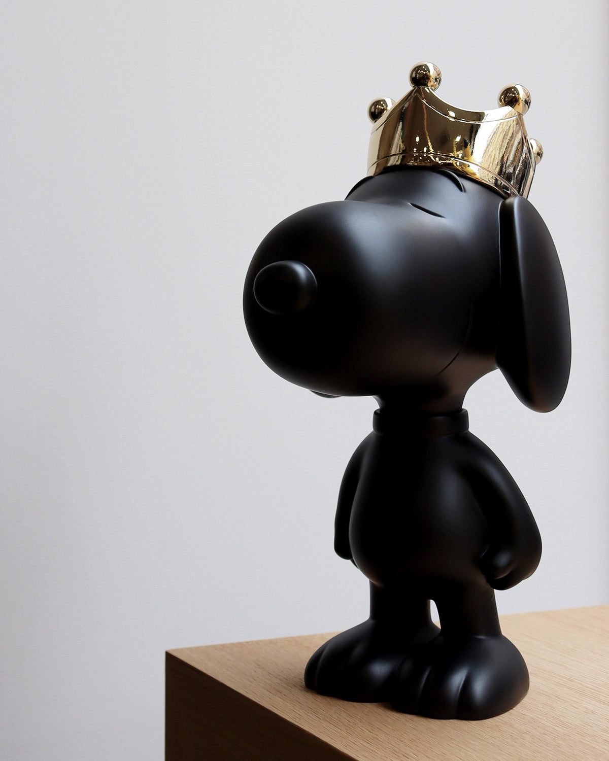 Snoopy Crown Black & Gold 12"