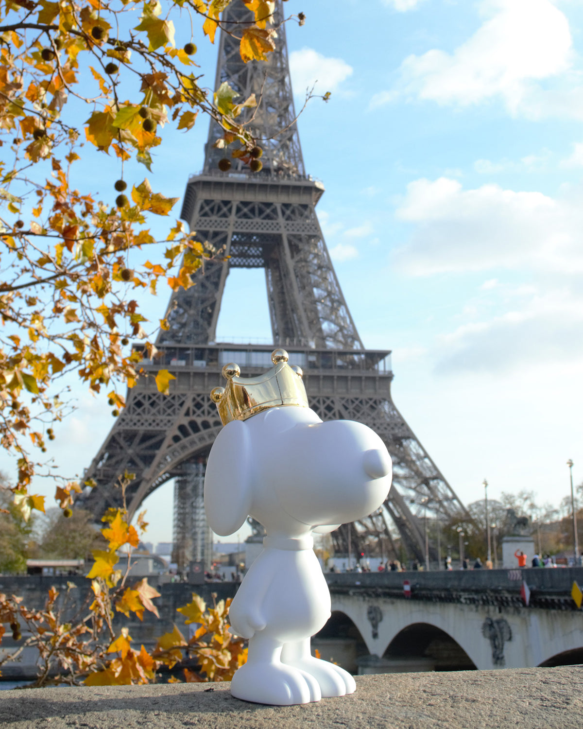 Snoopy Crown White & Gold 31"