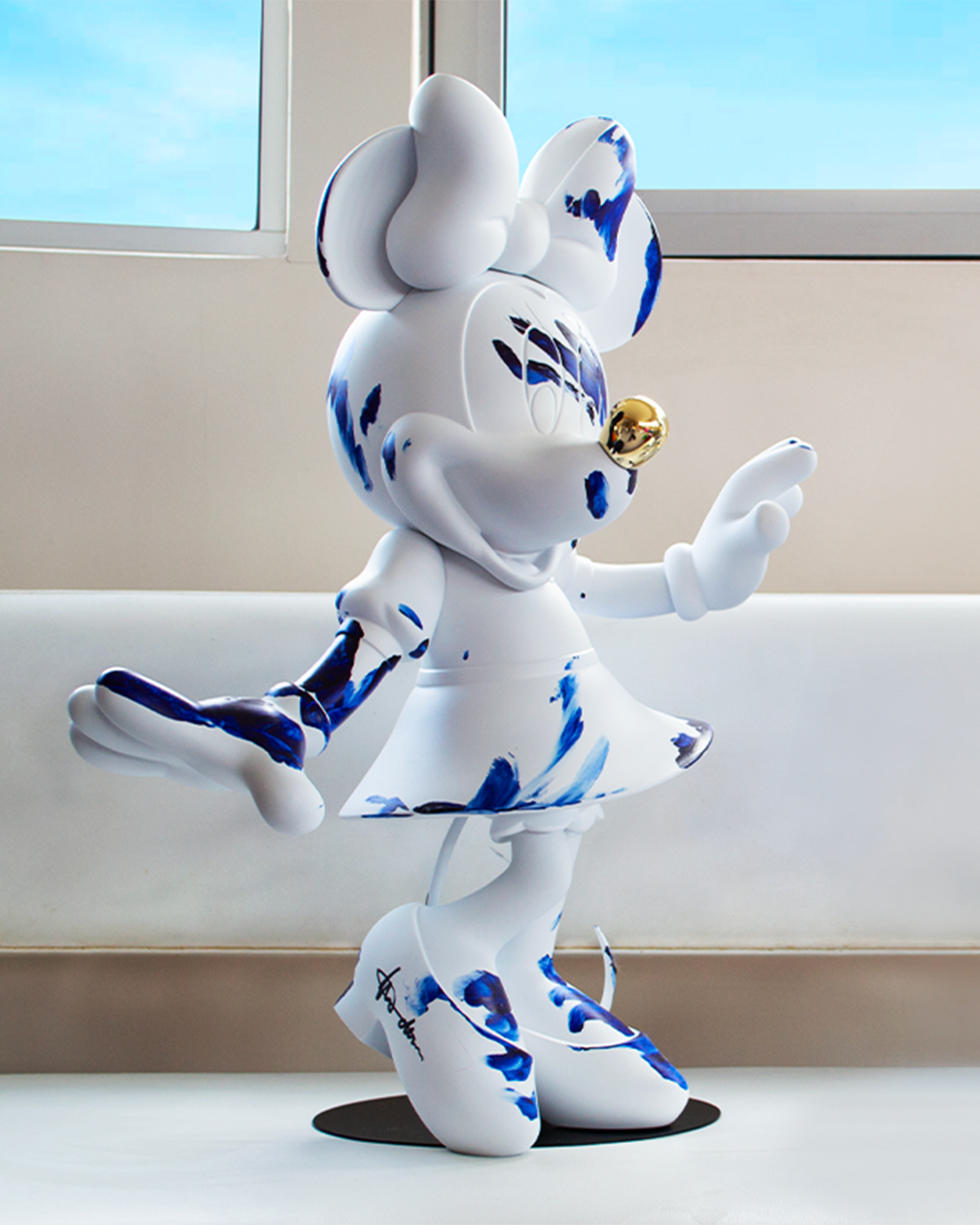 Minnie One Minute Marcel Wanders White & Blue 24"