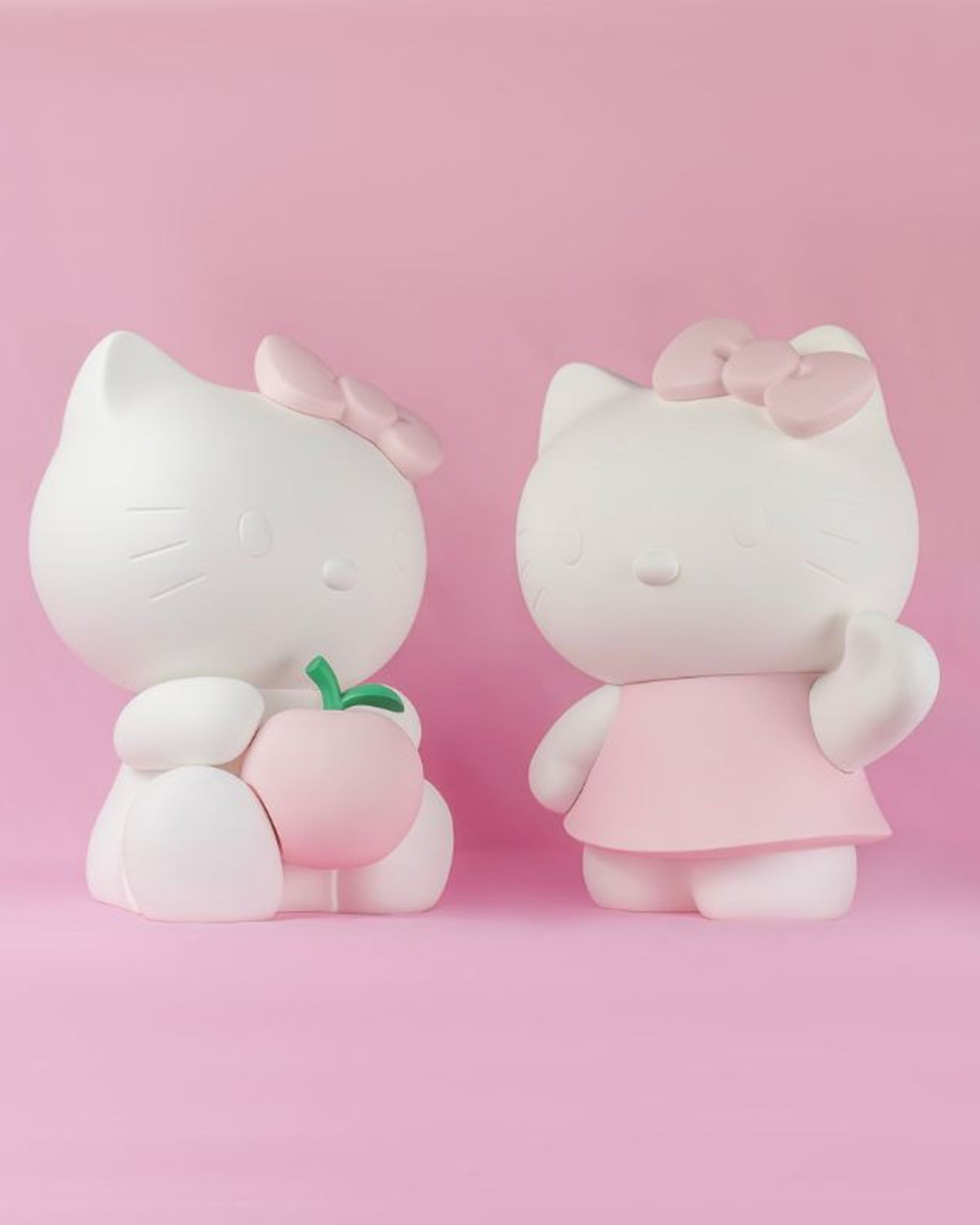 Hello Kitty ROBE Dress 10.5in Leblon Delienne Color: White/Pink Hello Kitty ROBE Dress 10.5in Leblon Delienne Color: White/Pink