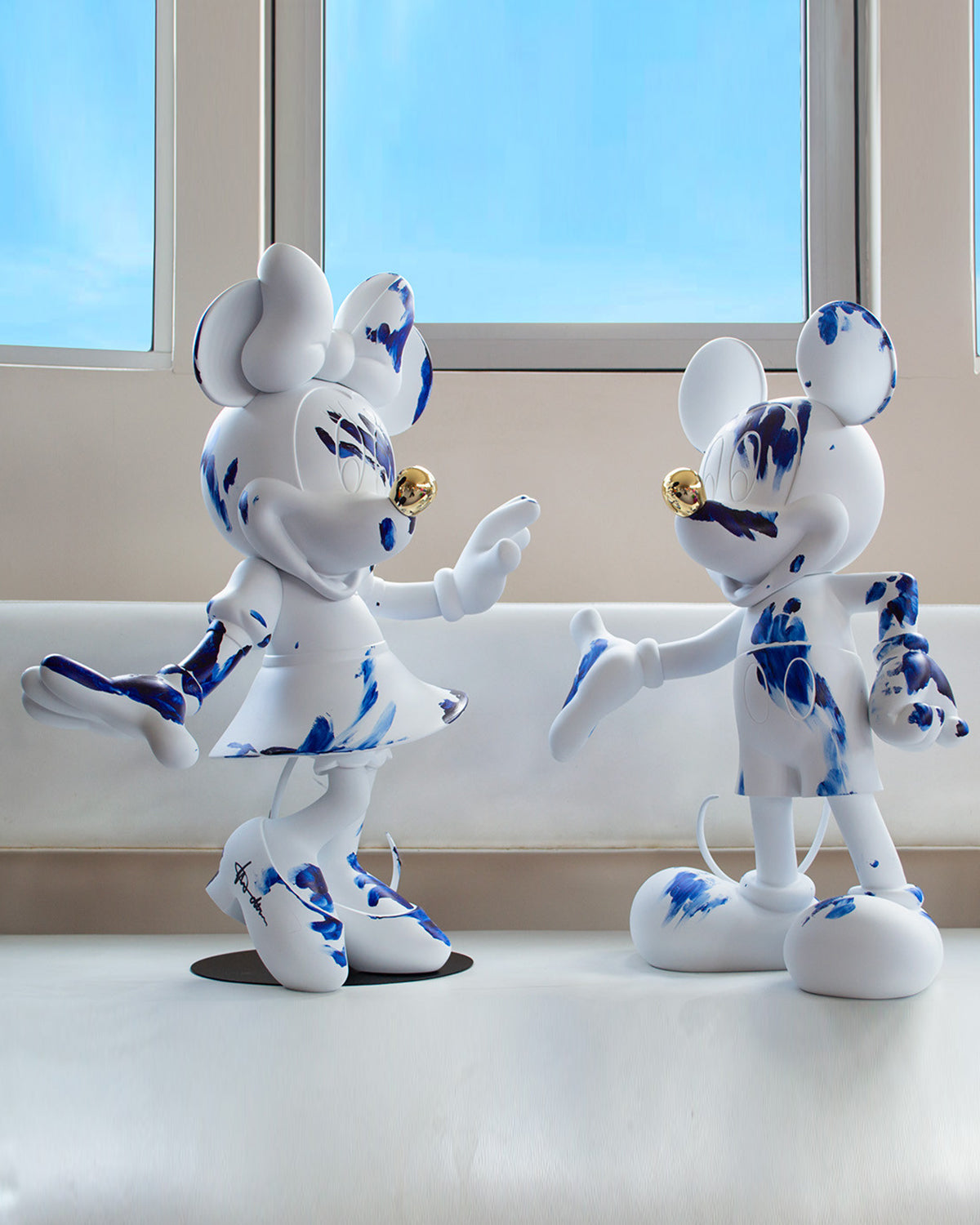 Minnie Mouse ONE MINUTE White & Blue Limited Edition 24in