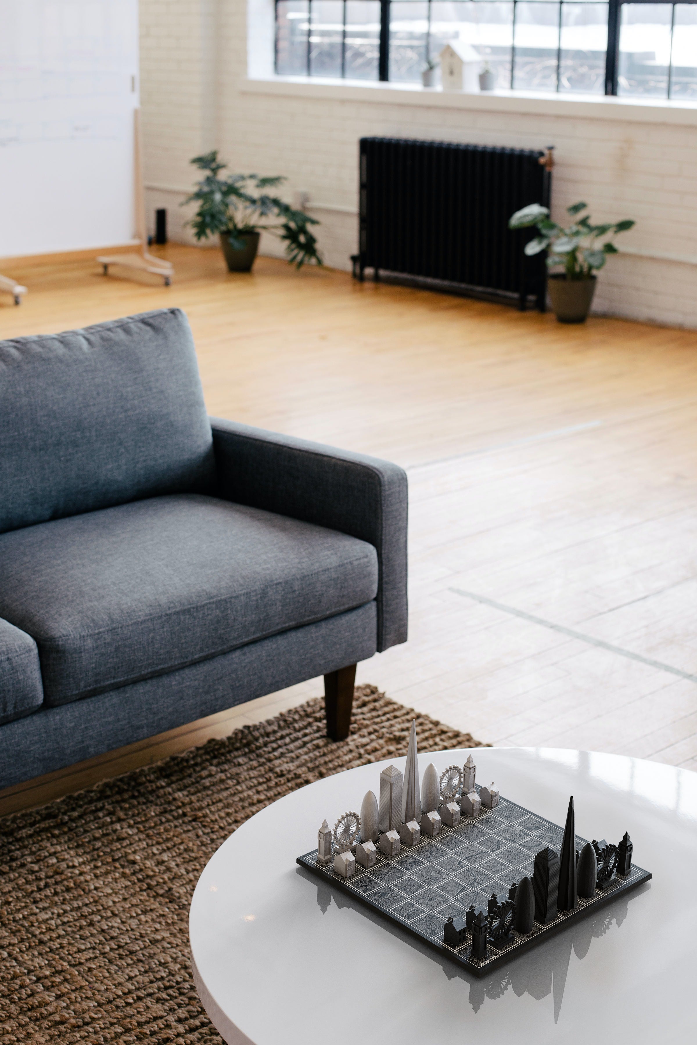 Skyline Chess Chess Set Stainless Steel London Edition with London Map Board