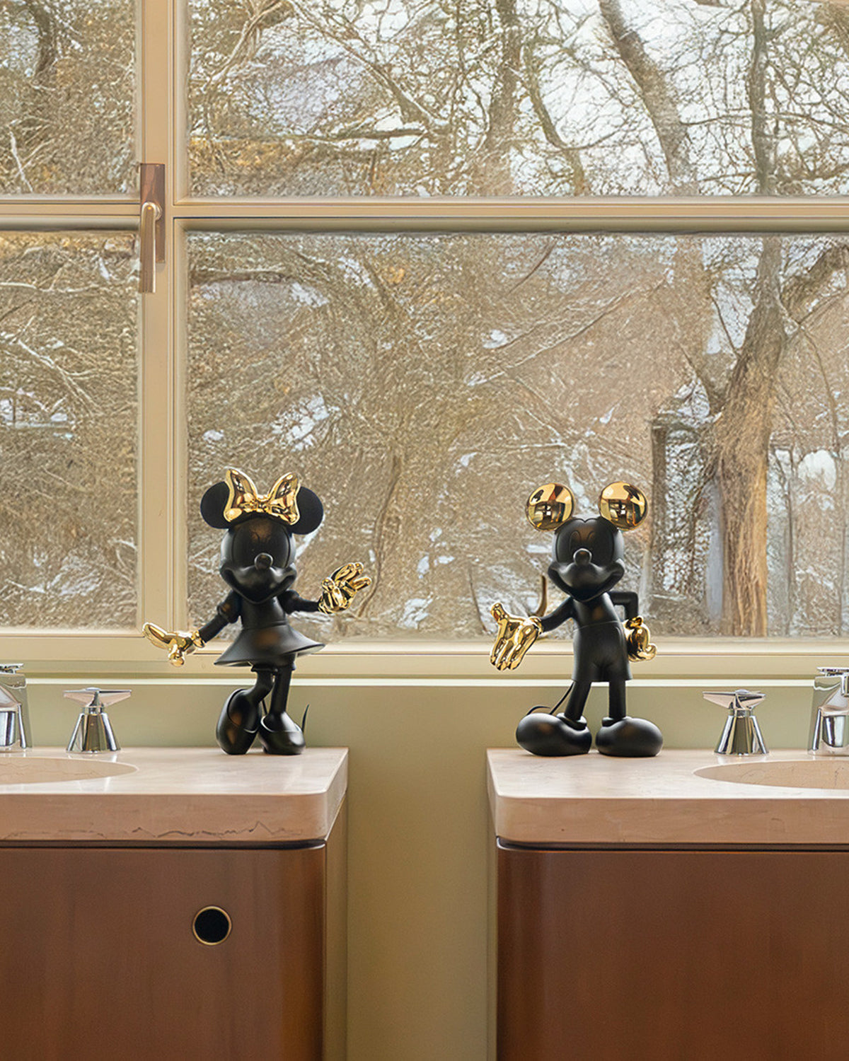 Minnie Mouse WELCOME Black & Gold 12"