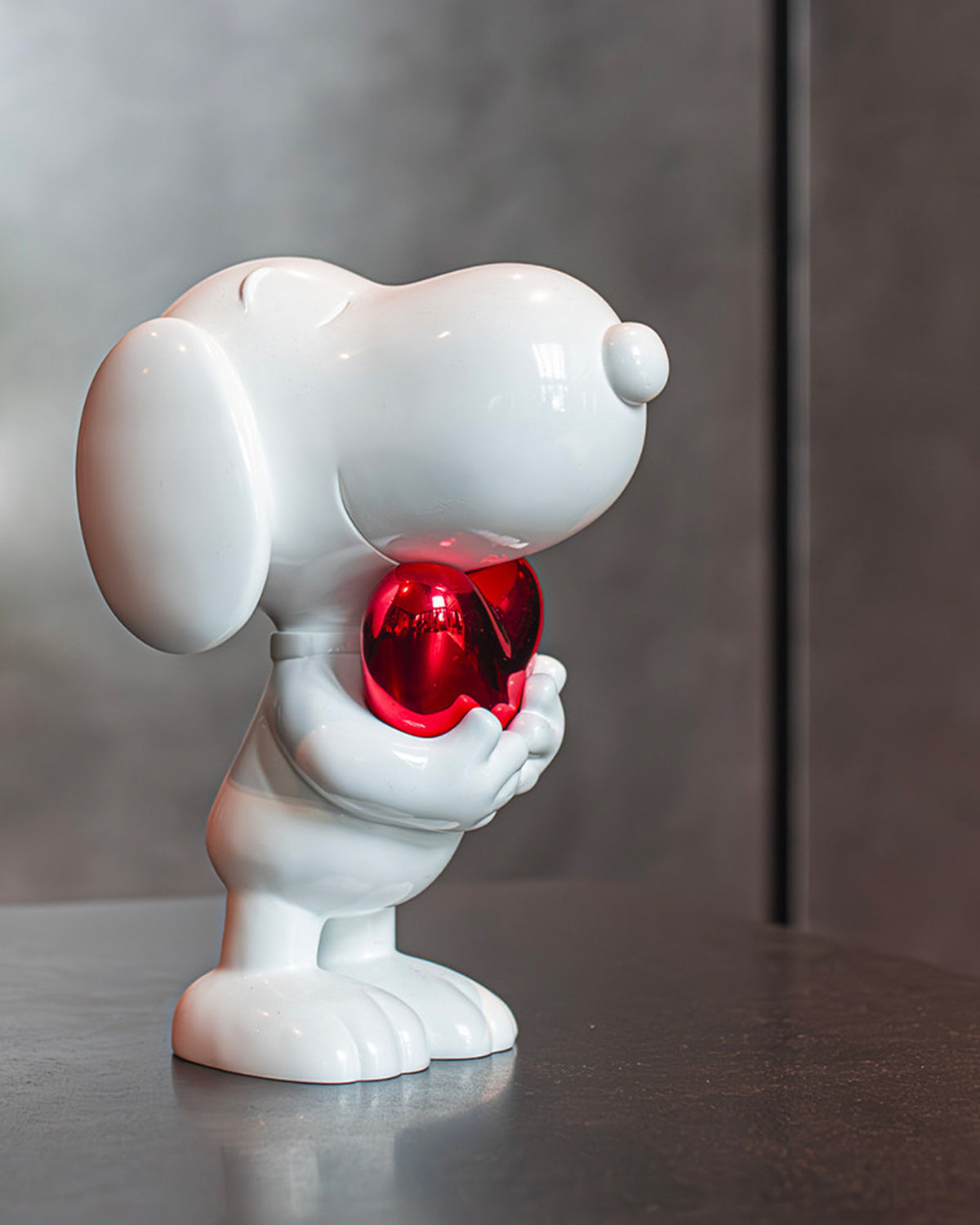 Snoopy HEART White & Shiny Red Heart 22in