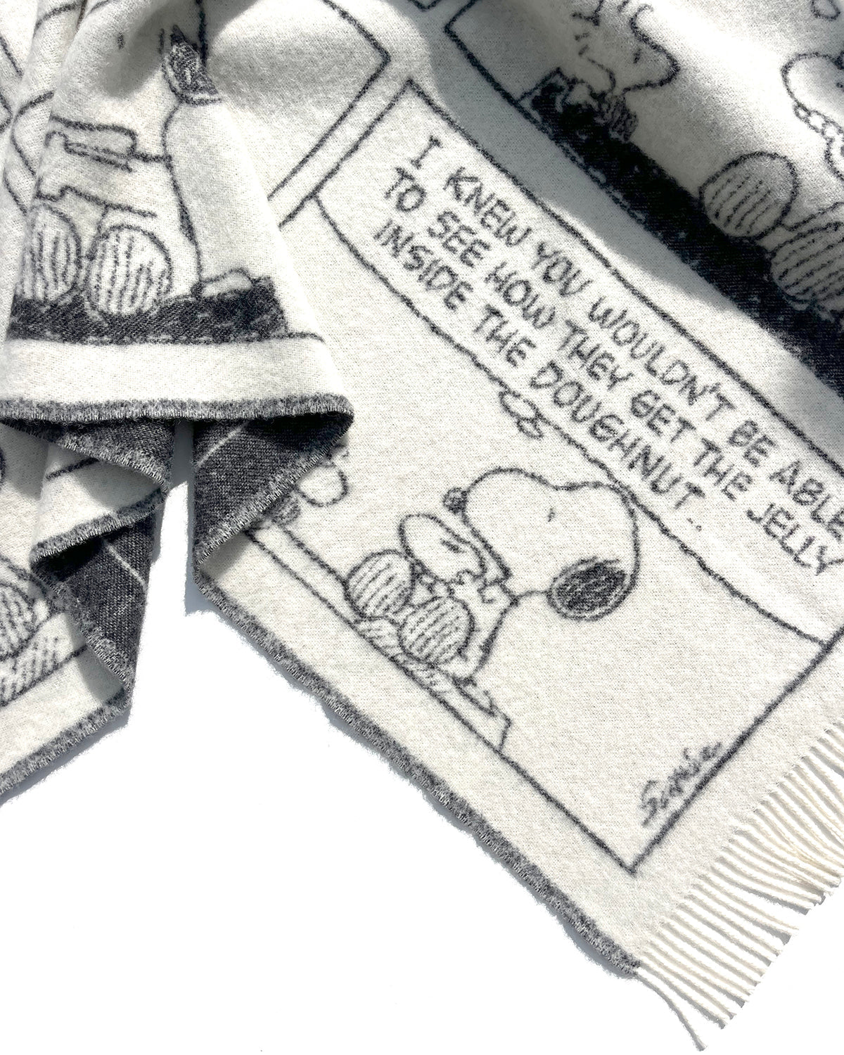 Blanket PEANUTS DOUGHNUT Comic Strip Black / White 4.25 x 6.5ft
