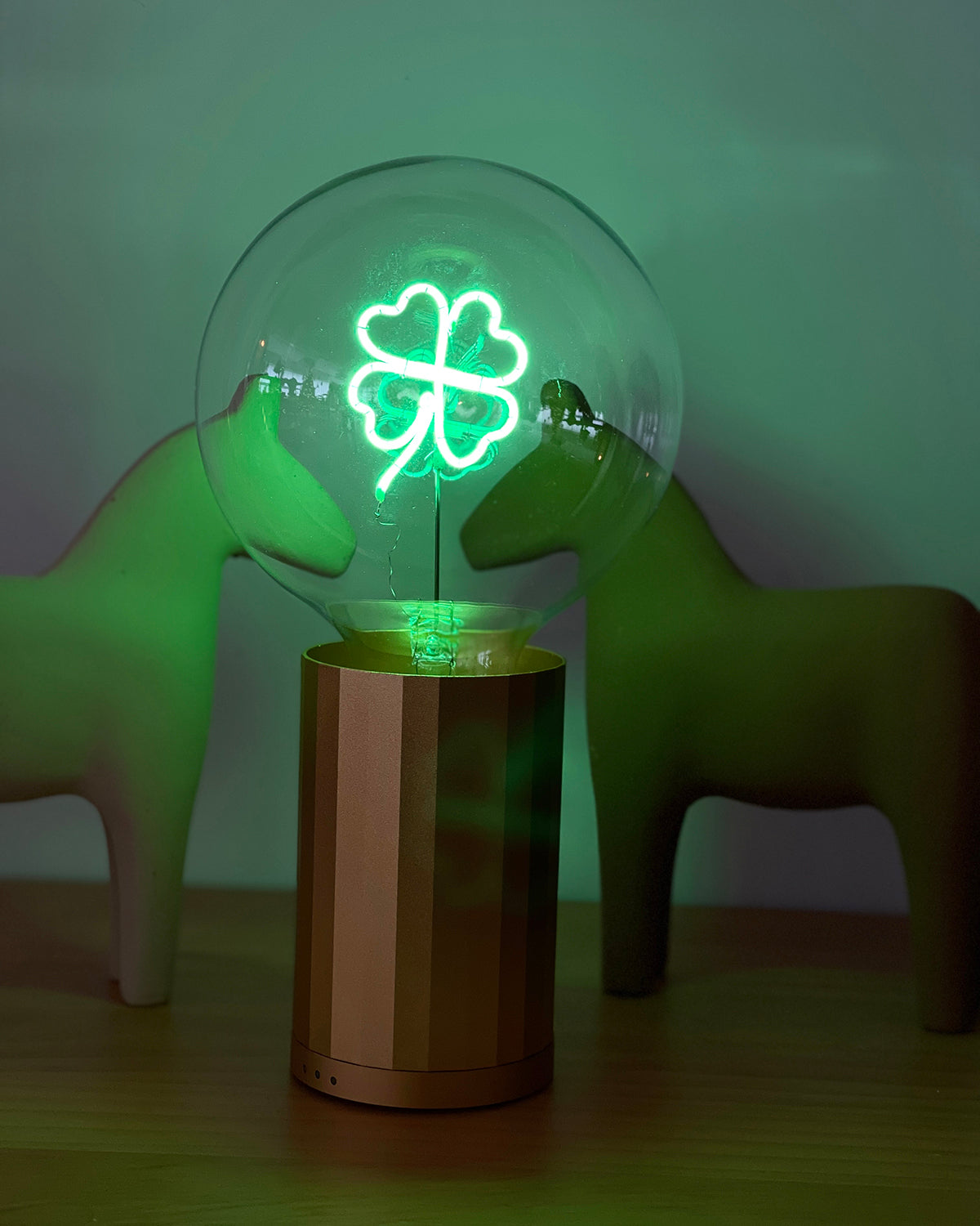 Bulb CLOVER Green with Base Table Lamp PORTABLE Black