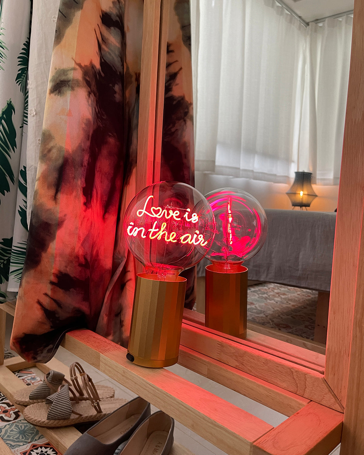 Bulb LOVE IS IN THE AIR Red with Base Table Lamp PORTABLE Black