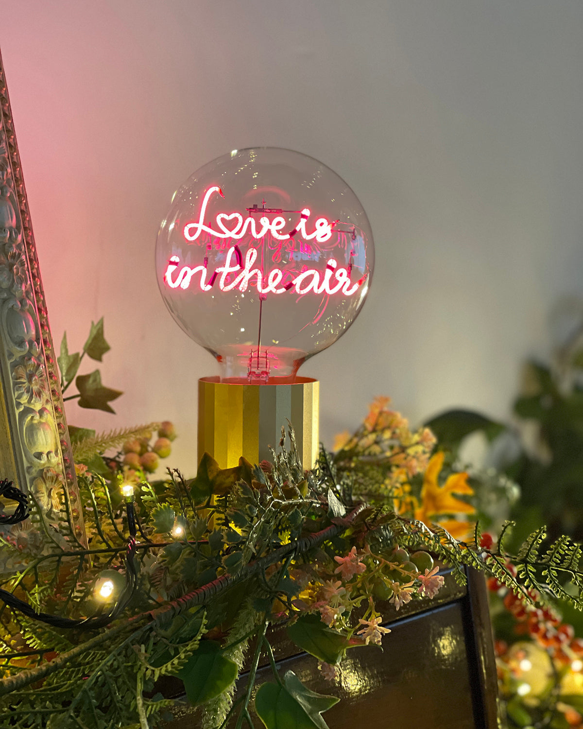 Bulb LOVE IS IN THE AIR Red with Base Table Lamp PORTABLE Black