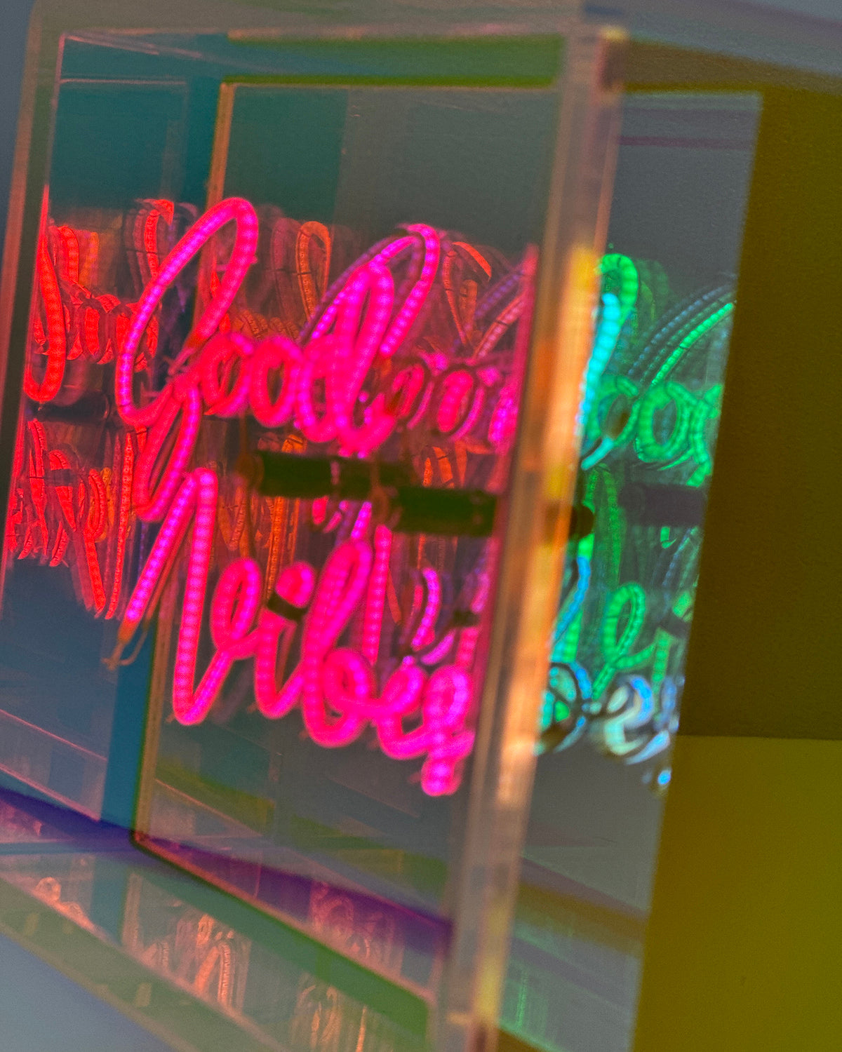 MITBOX GOOD VIBES - MULTI COLOUR - ACRYLIC - RECHARGEABLE