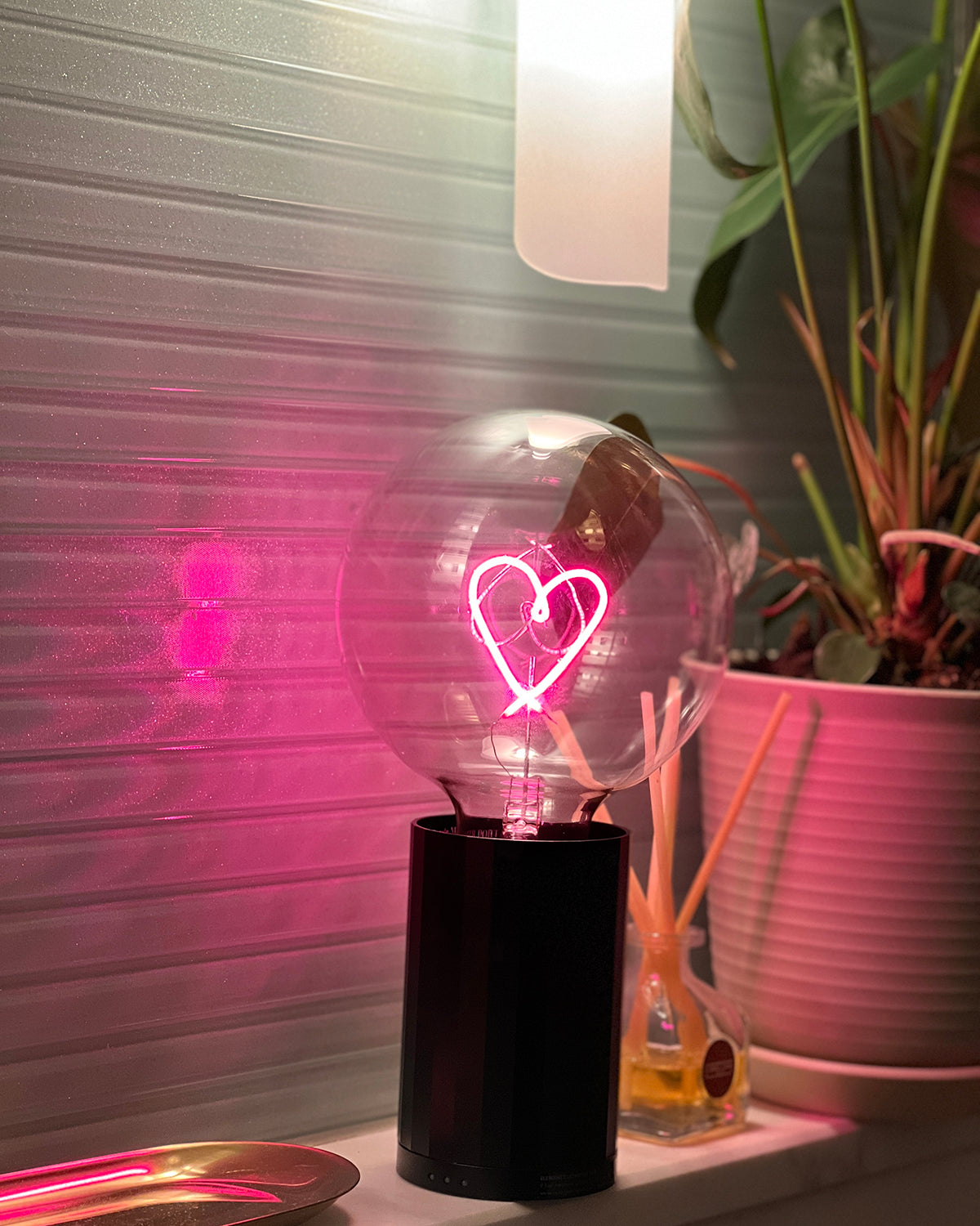 Bulb HEART Red with Base Table Lamp PORTABLE Black