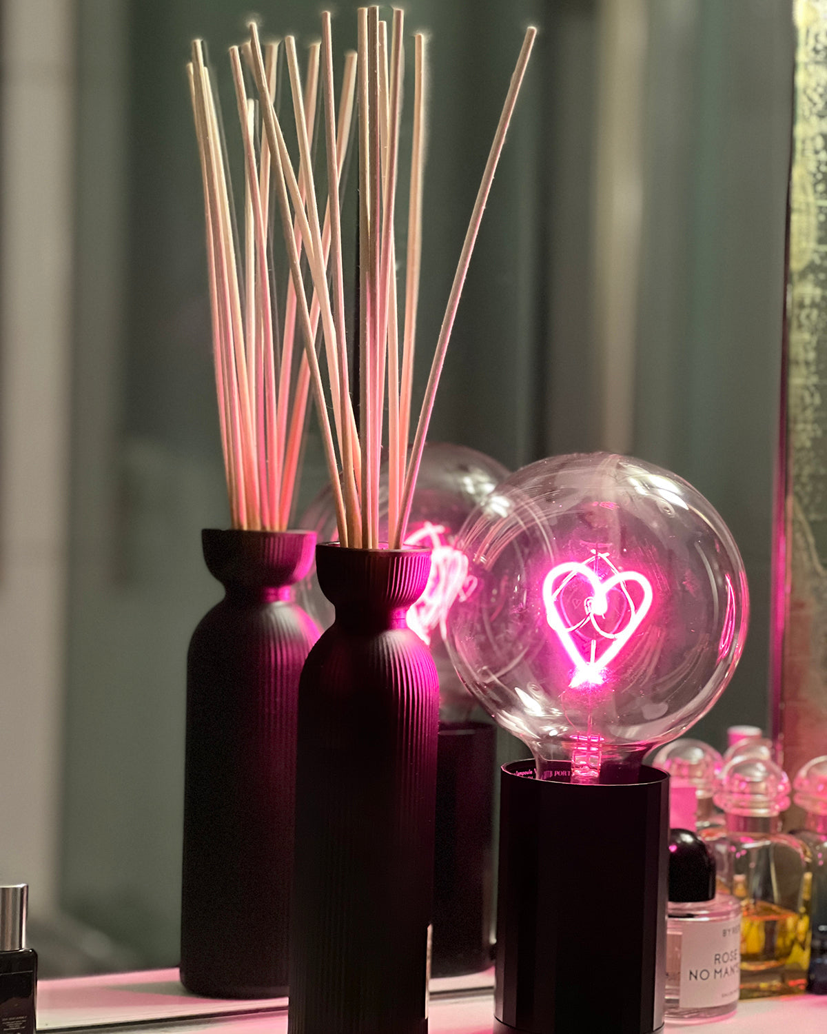 Bulb HEART Red with Base Table Lamp PORTABLE Black