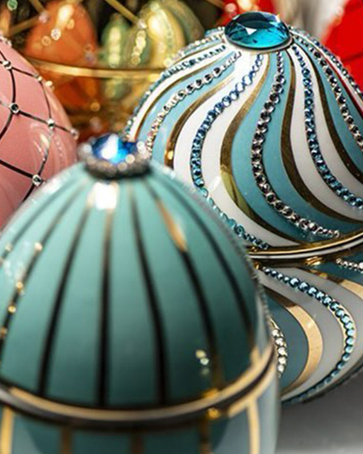 Candle in Ceramic Egg BOIS DE ROUSSIE 200gr Espiral Blue 5.12 diam. x 6.5 in