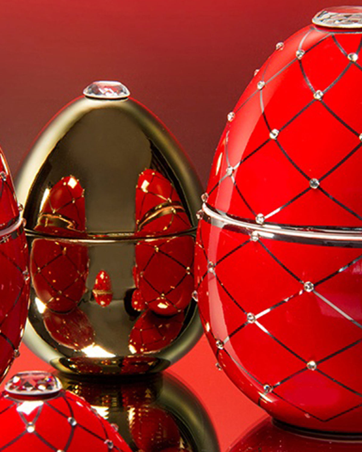 Candle in Ceramic Egg BOIS DE ROUSSIE 200gr Red Silver Stripes 5.12 diam. x 6.5 in