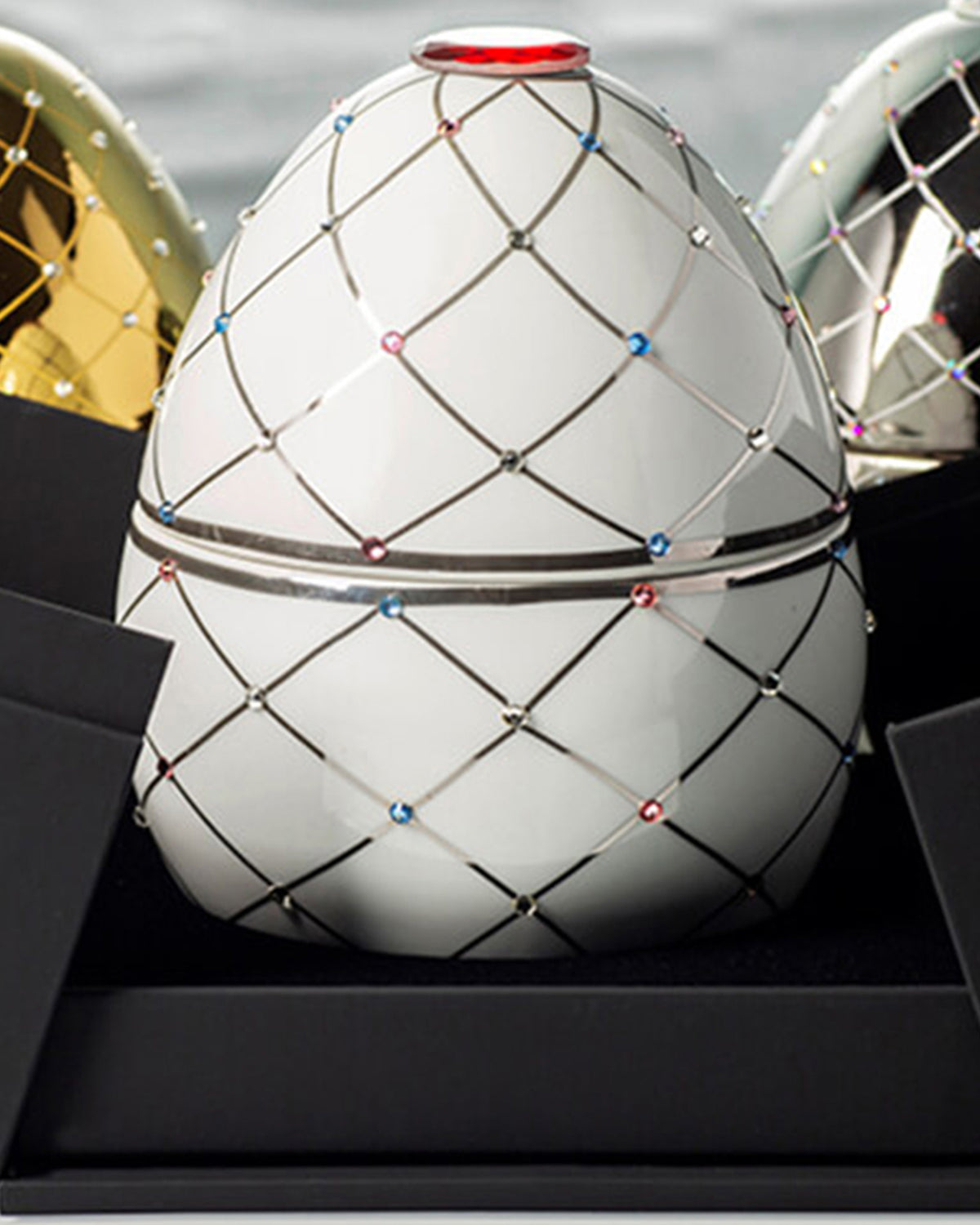 Candle in Ceramic Egg BOIS DE ROUSSIE 450gr White Silver Stripes 6.5 diam. x 7.48 in