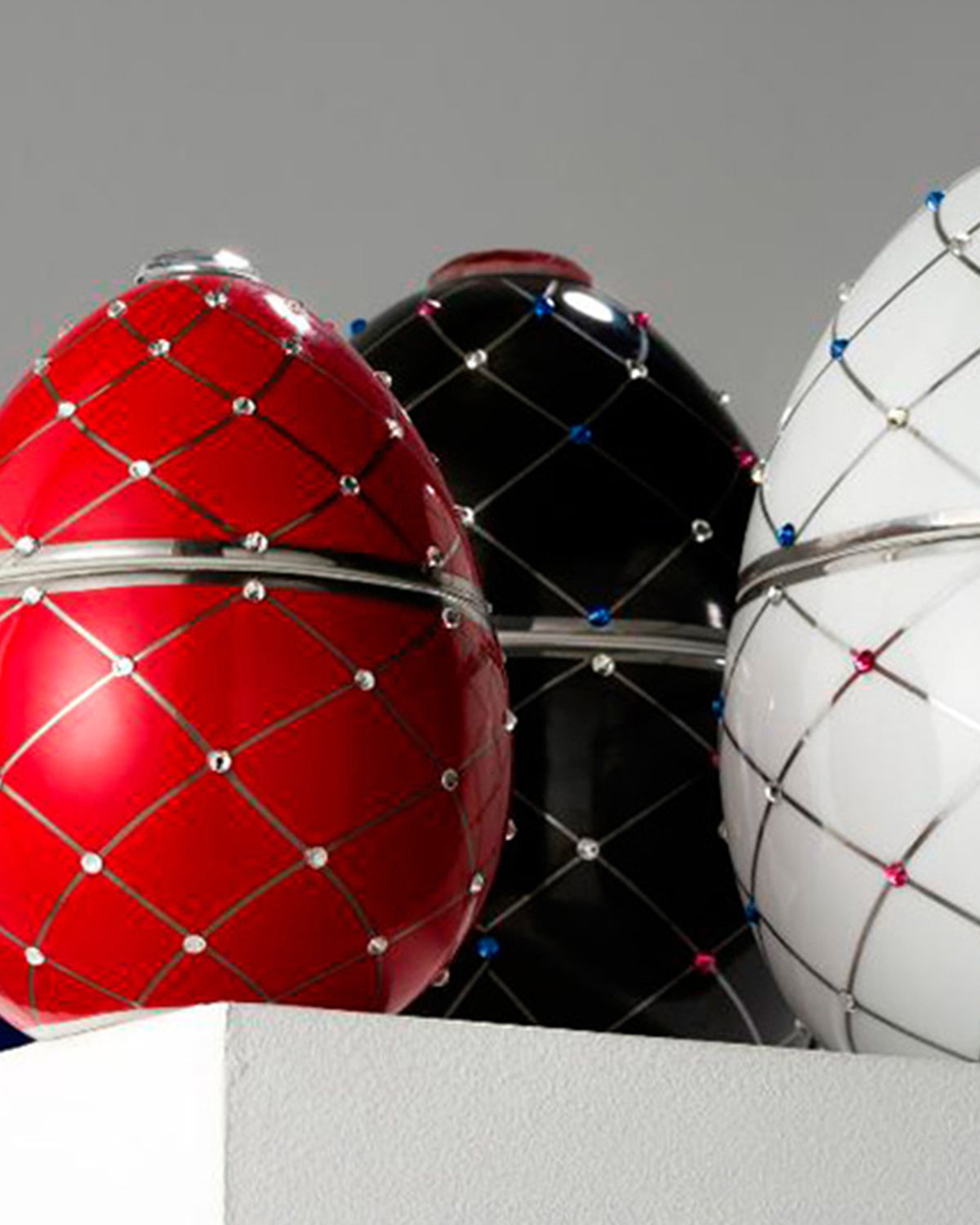 Candle in Ceramic Egg BOIS DE ROUSSIE 450gr Black Silver Stripes 6.5 diam. x 7.48 in