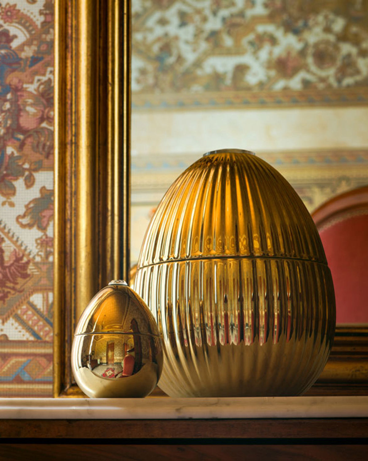 Candle in Ceramic Egg BOIS DE ROUSSIE GOLD 200gr 5.12 diam. x 6.5 in