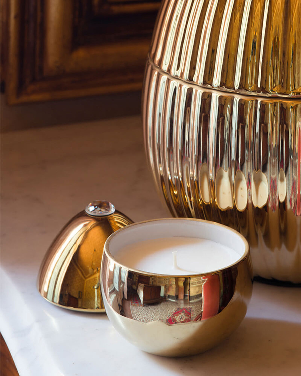 Candle in Ceramic Egg BOIS DE ROUSSIE GOLD 200gr 5.12 diam. x 6.5 in