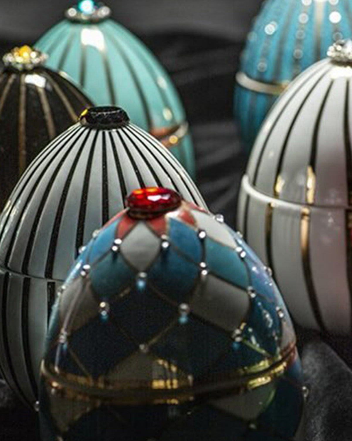 Candle in Ceramic Egg BOIS DE ROUSSIE 200gr White Black Stripes 5.12 diam. x 6.5 in