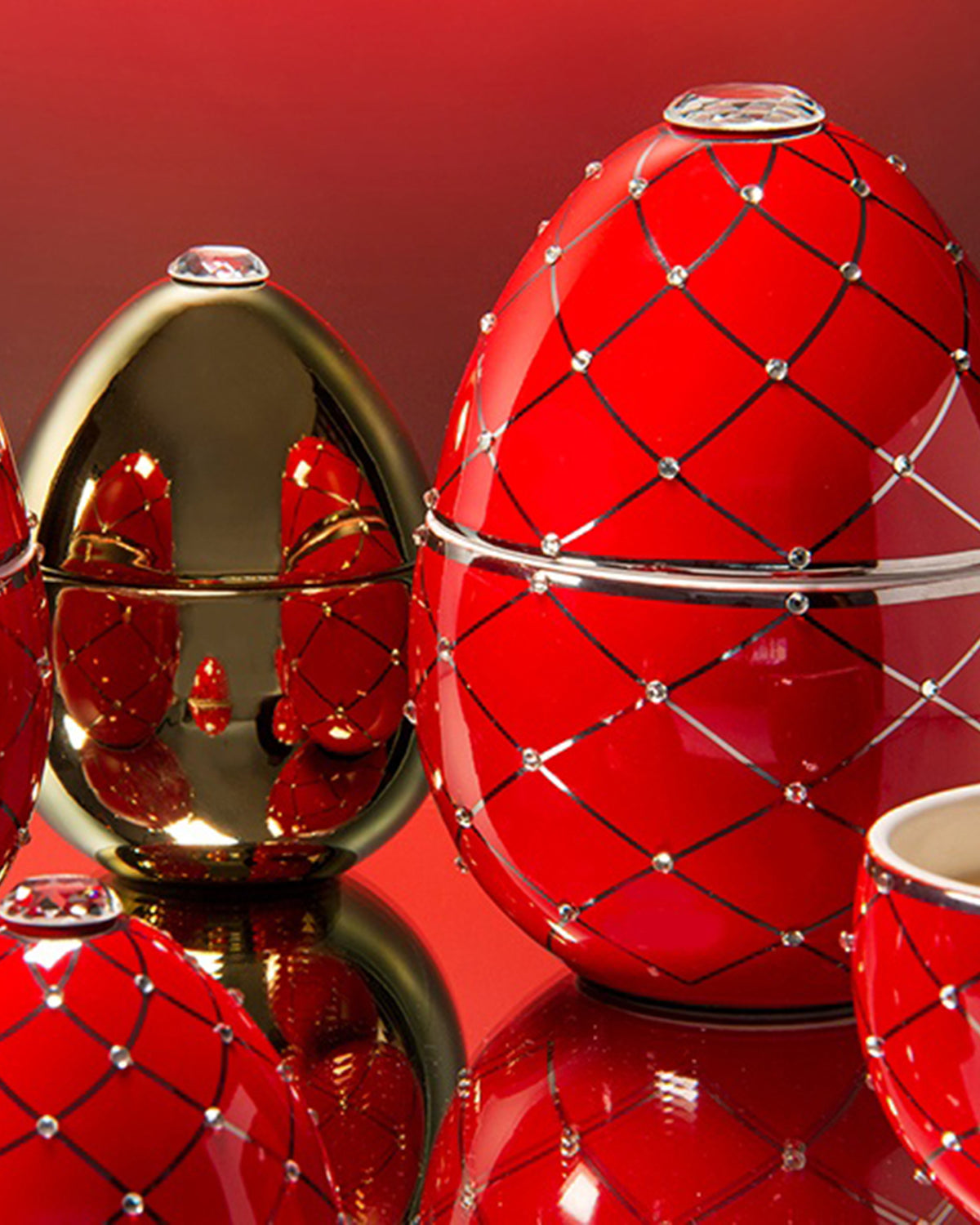 Candle in Ceramic Egg BOIS DE ROUSSIE RED SILVER STRIPE 450gr 6.5 diam. x 7.48 in