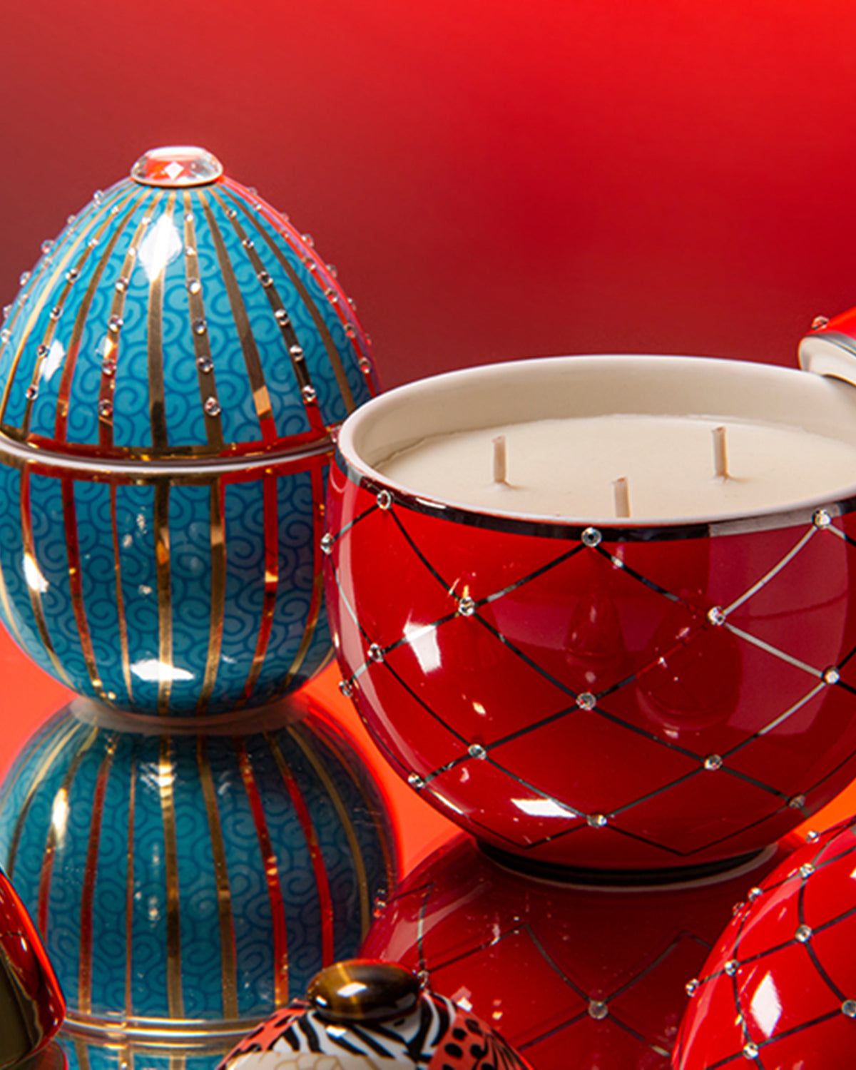 Candle in Ceramic Egg BOIS DE ROUSSIE RED SILVER STRIPE 450gr 6.5 diam. x 7.48 in