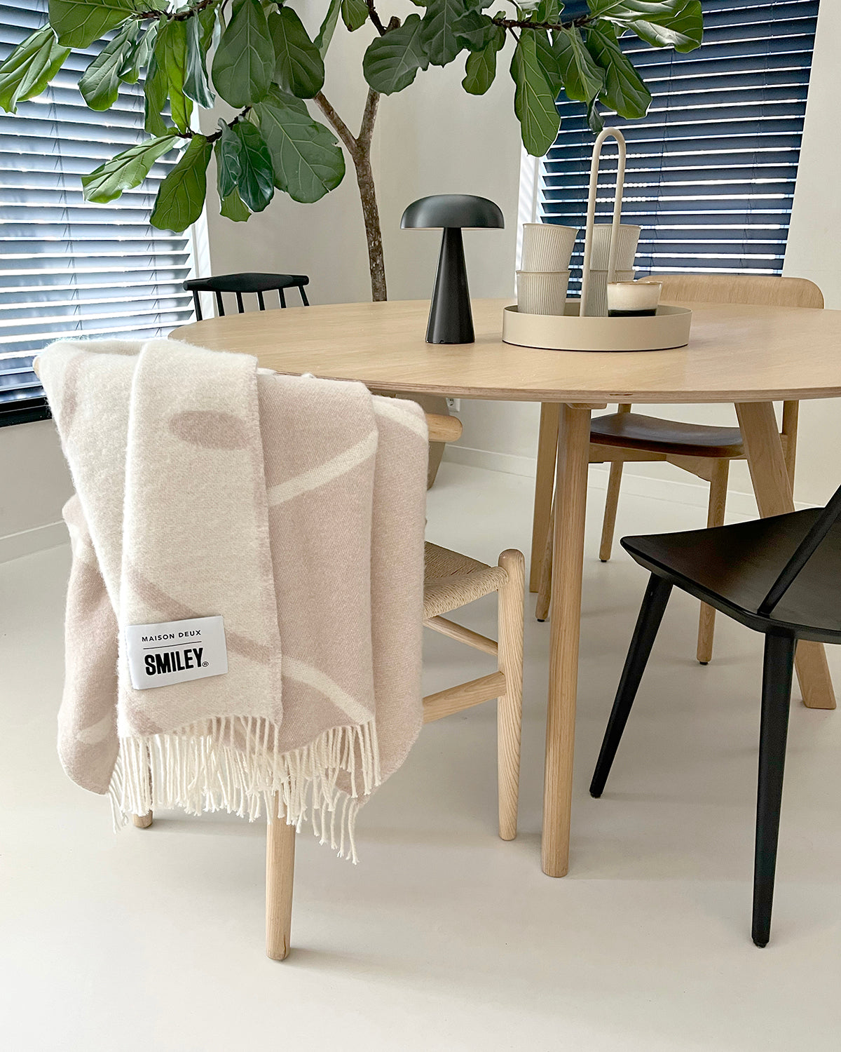 Blanket SMILEY White / Grey Print 4.25 x 6.5ft