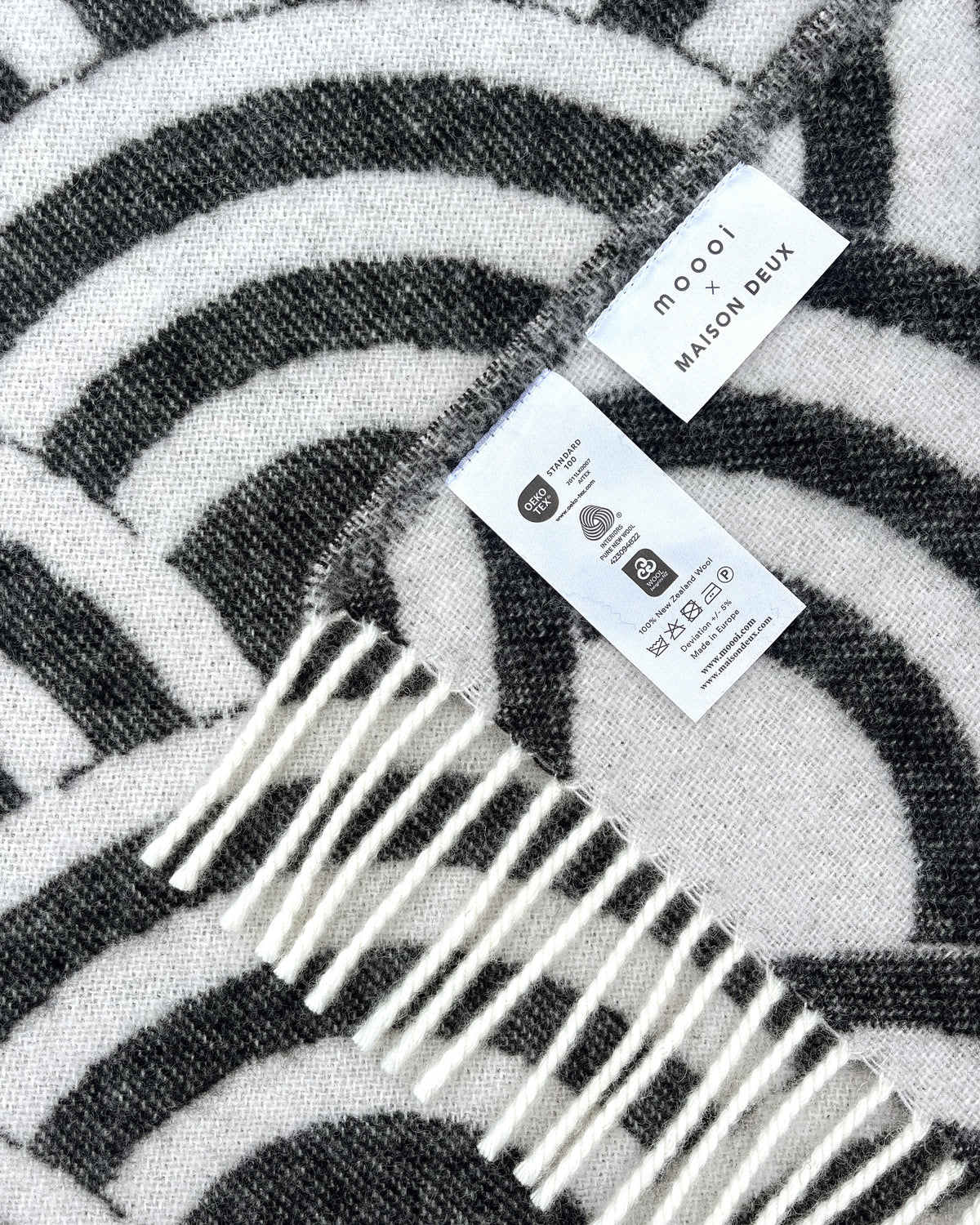 Maison Deux Blanket MOOOI LUCKY O's Black