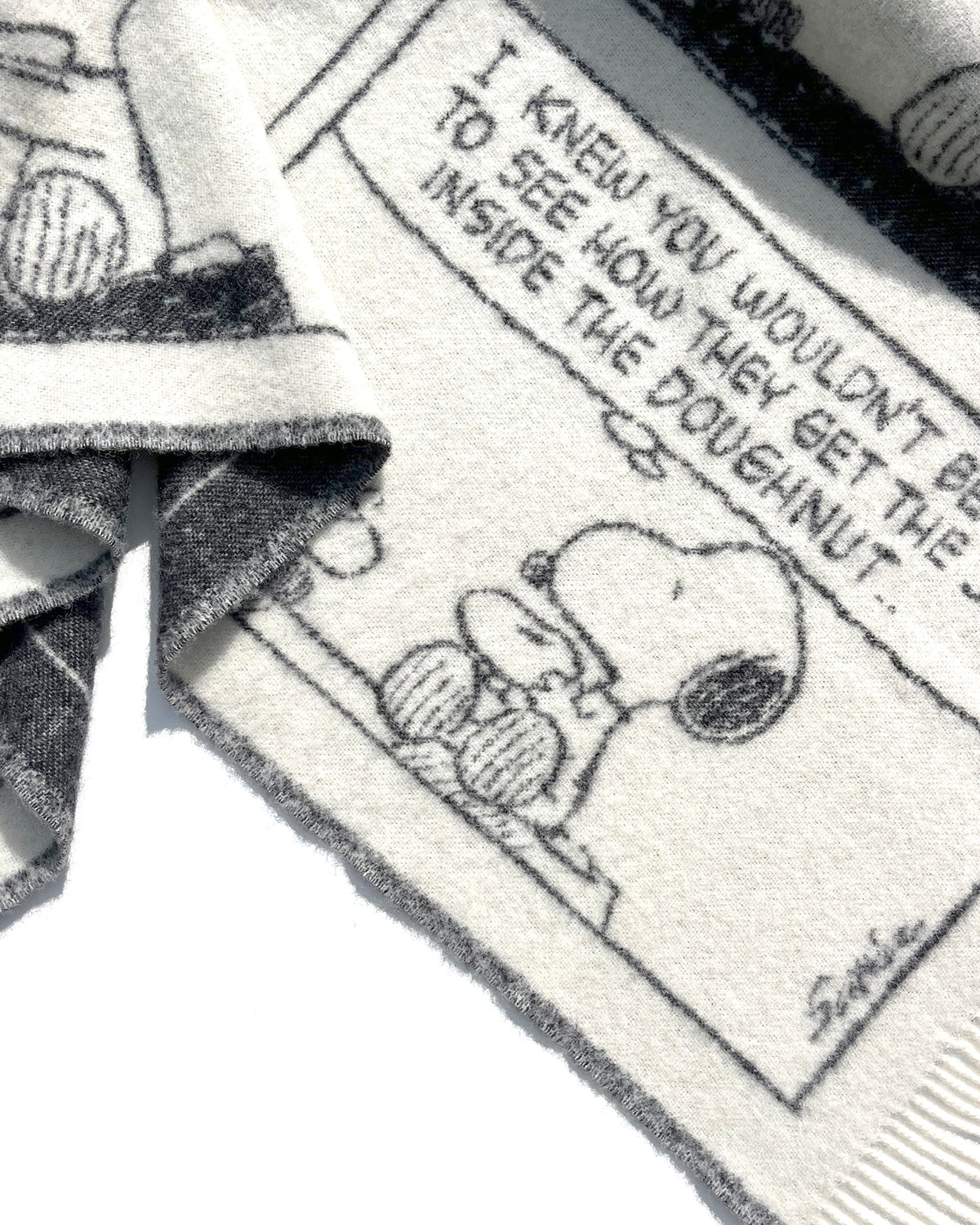 Blanket PEANUTS DOUGHNUT Comic Strip Black / White 4.25 x 6.5ft