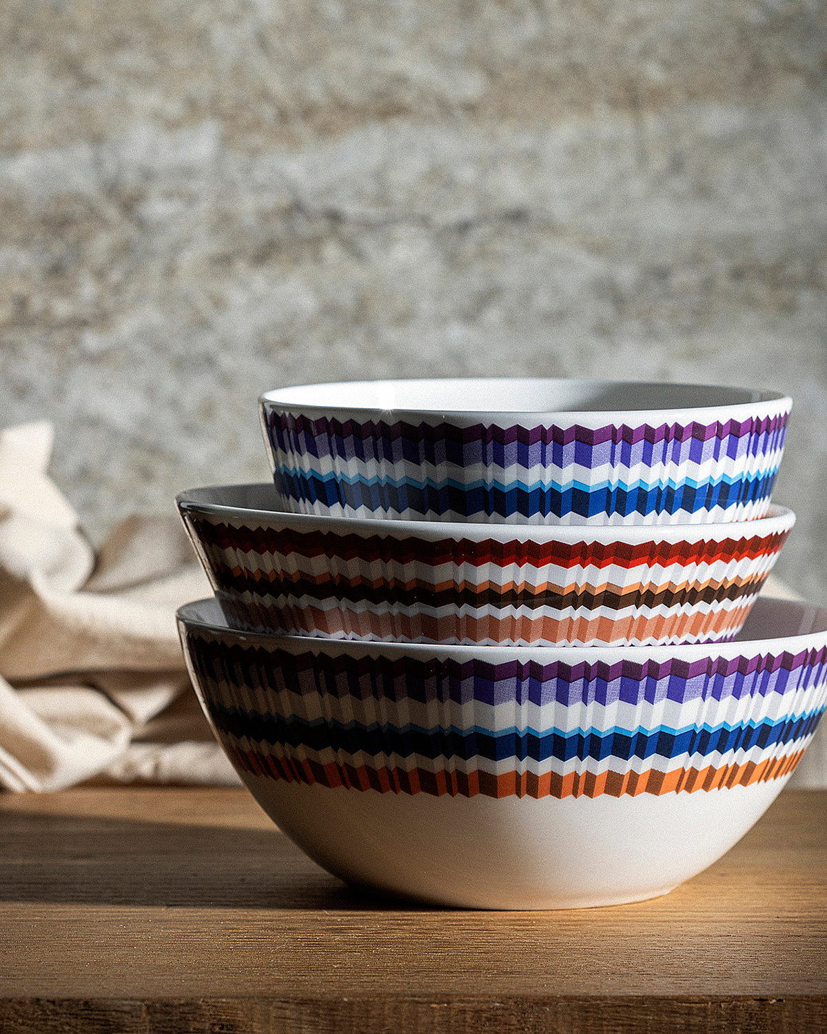 Waves Salad Bowl. Dimensions: Ø 10.43"
