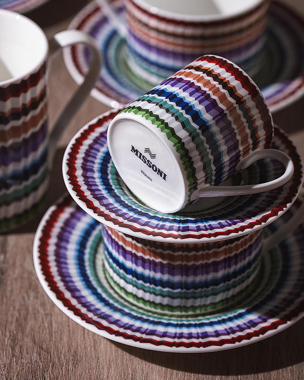 Waves Round Serving Dish. Dimensions: Ø 12.6"