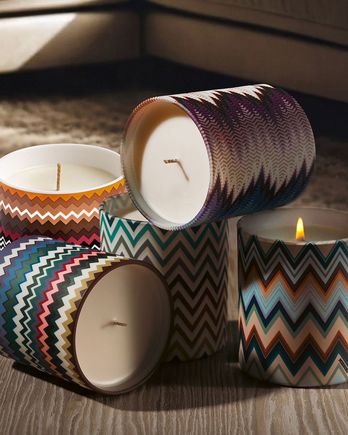 Zig Zag Foliage Scented Candle in Luxury Box. Dimensions: Ø 3.35"
