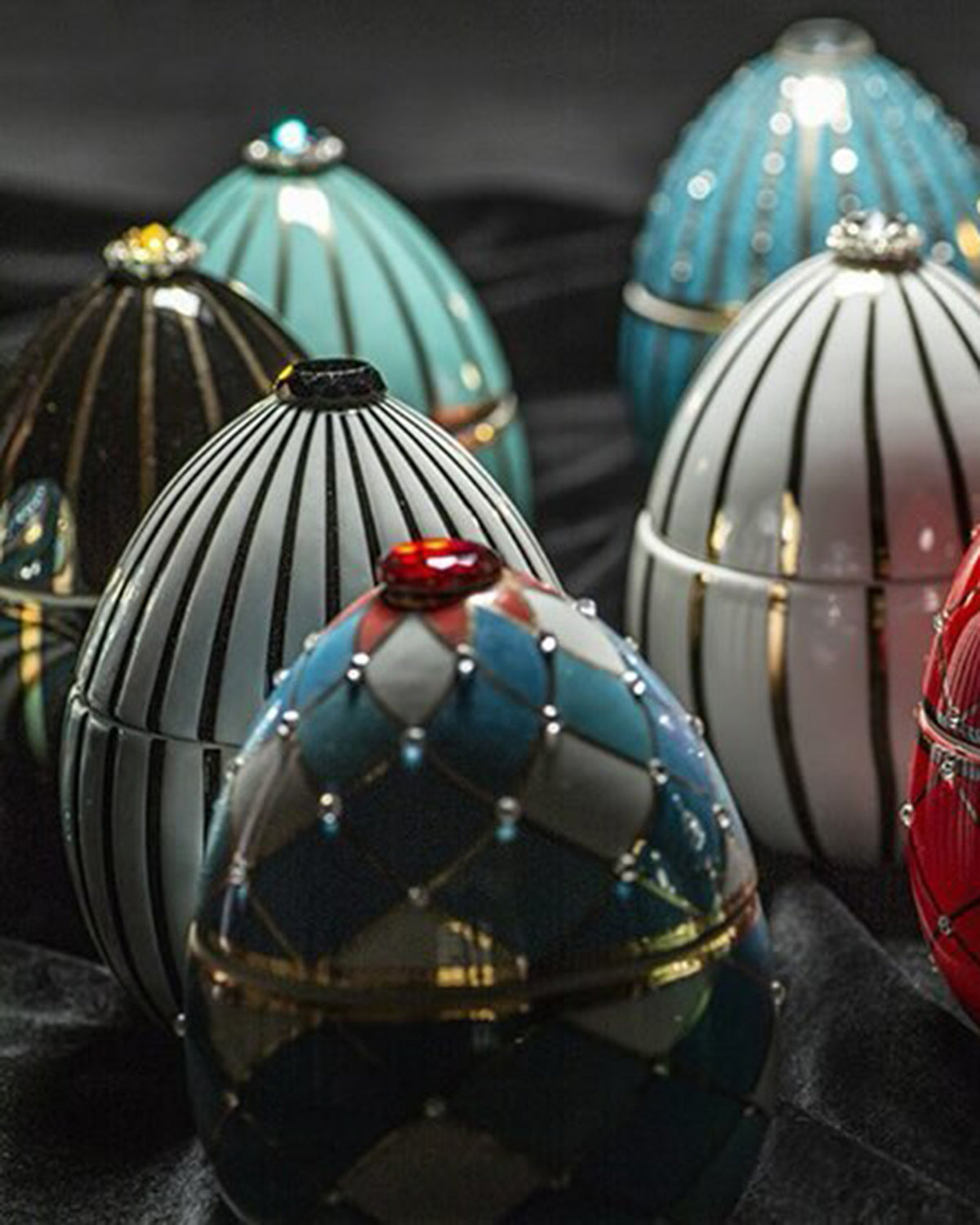 Candle in Ceramic Egg BOIS DE ROUSSIE 450gr Black Silver Stripes 6.5 diam. x 7.48 in