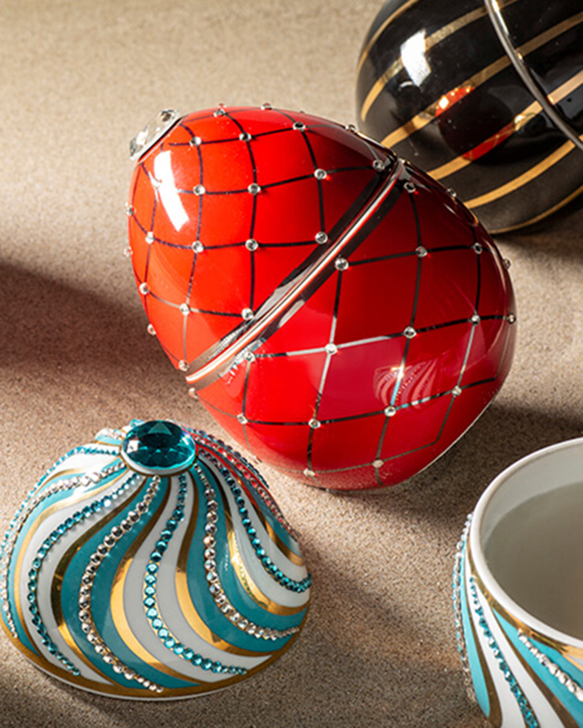 Candle in Ceramic Egg BOIS DE ROUSSIE 200gr Red Silver Stripes 5.12 diam. x 6.5 in