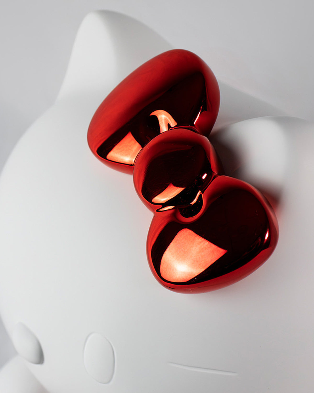 Hello Kitty Apple - LD Studio - White & Chromed Red - 10.5 in
