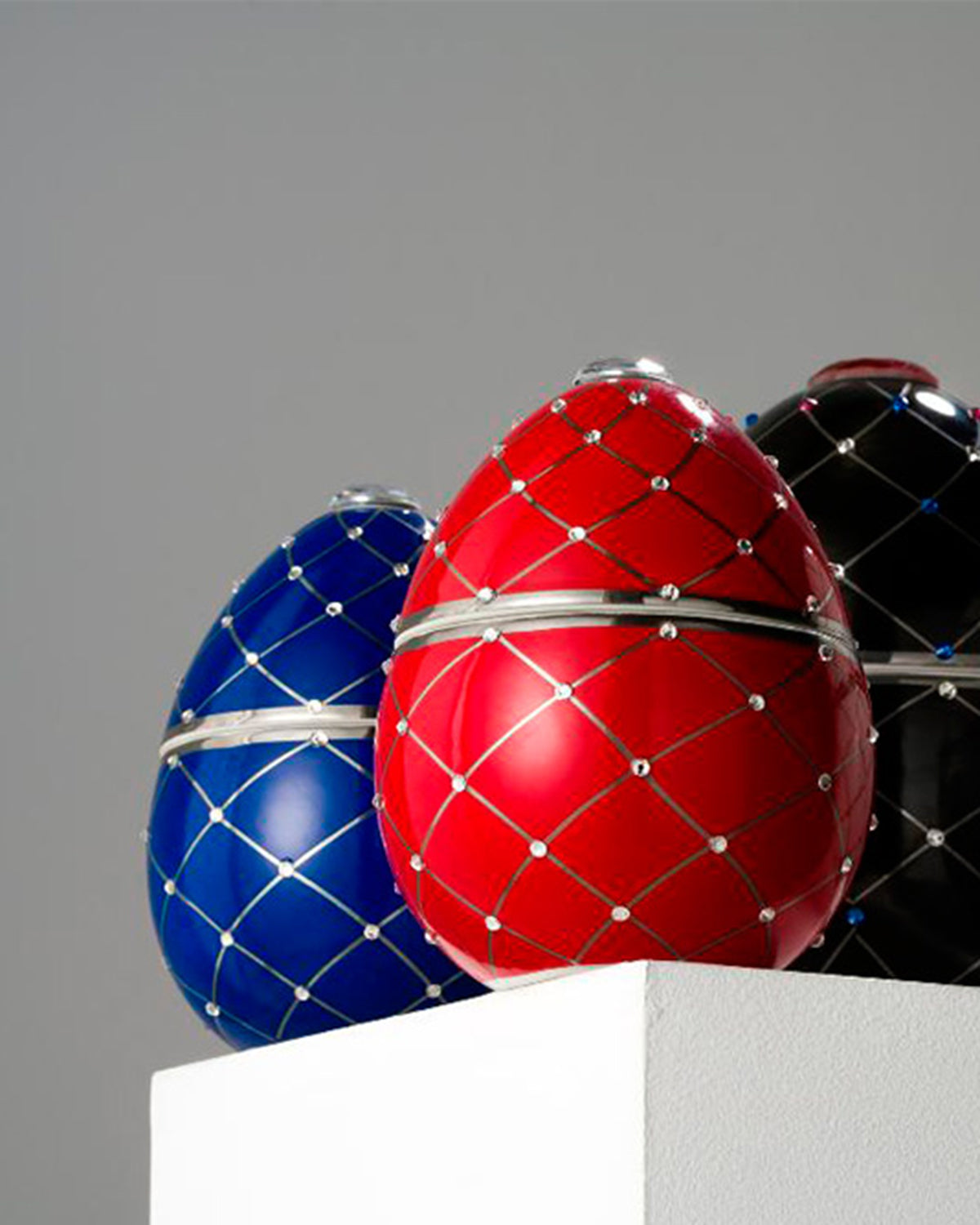 Candle in Ceramic Egg BOIS DE ROUSSIE 200gr Dark Blue Silver Stripes 5.12 diam. x 6.5 in