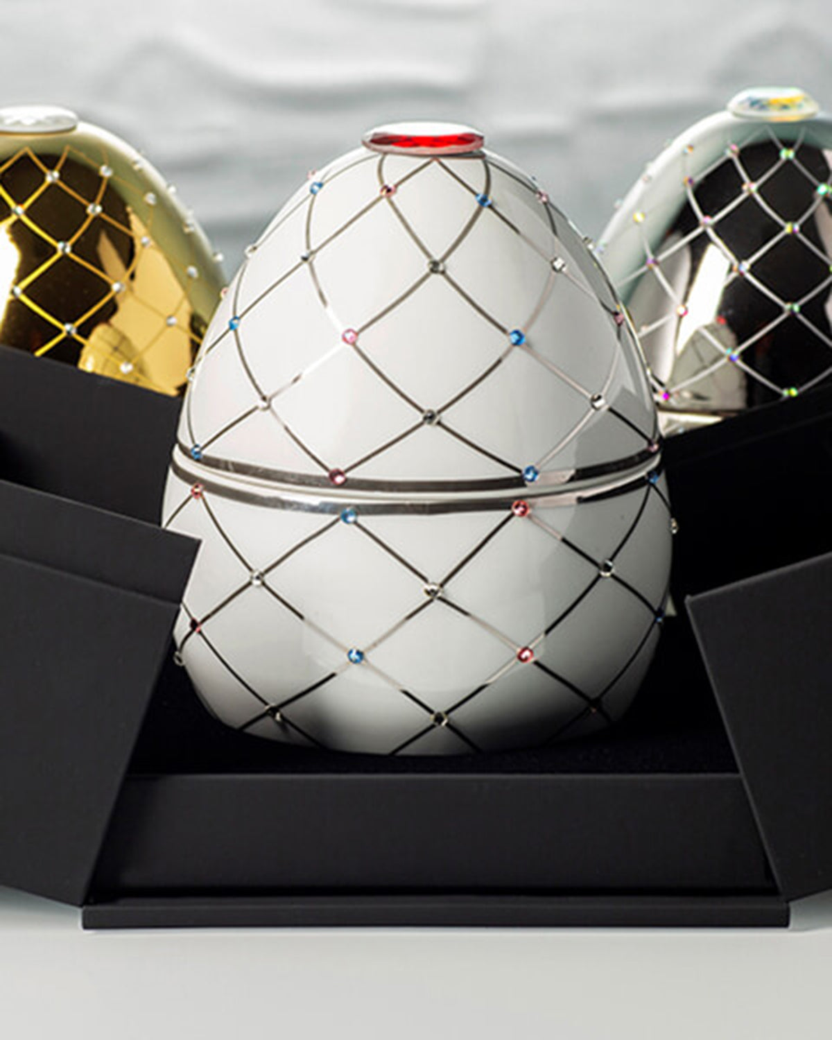Candle in Ceramic Egg BOIS DE ROUSSIE 450gr White Silver Stripes 6.5 diam. x 7.48 in