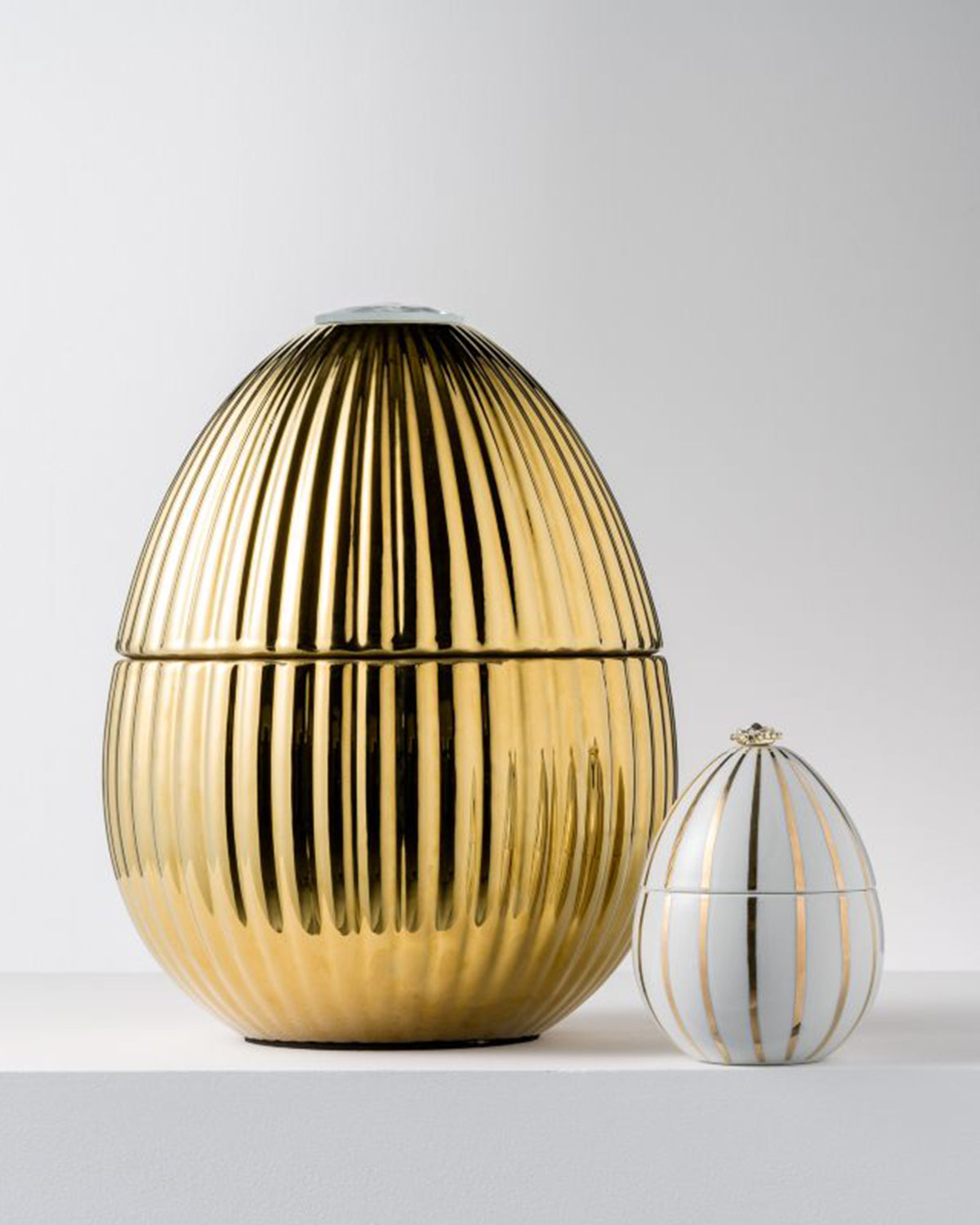 Candle in Ceramic Egg BOIS DE ROUSSIE 3400gr Gold 6.5 diam. x 7.48 in