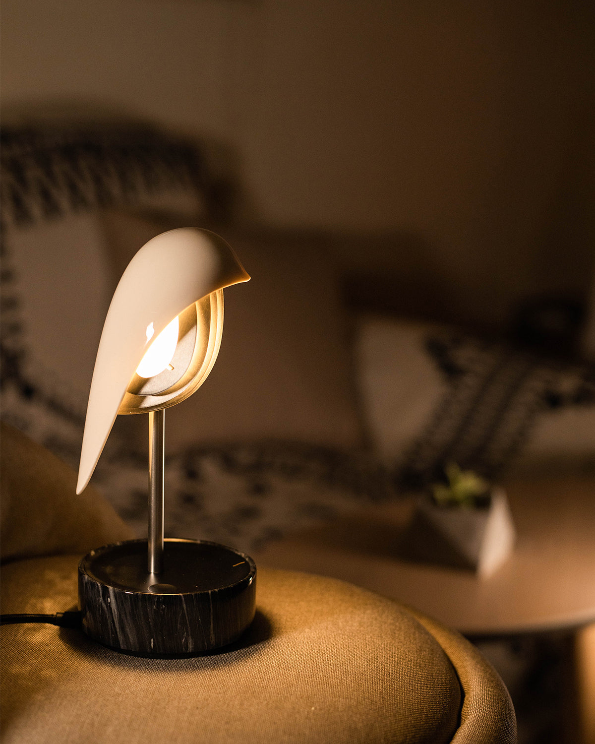 Daqi Alarm clock white porcelain bird with silver accents and black marble base wakes up with bird sound works with an app