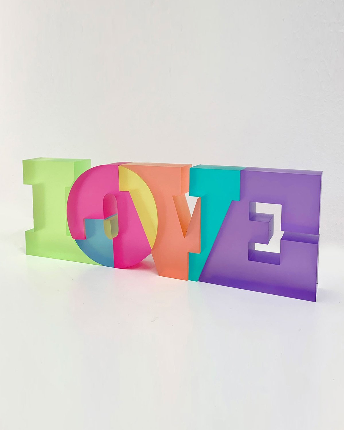 Sculpture LOVE Translucent